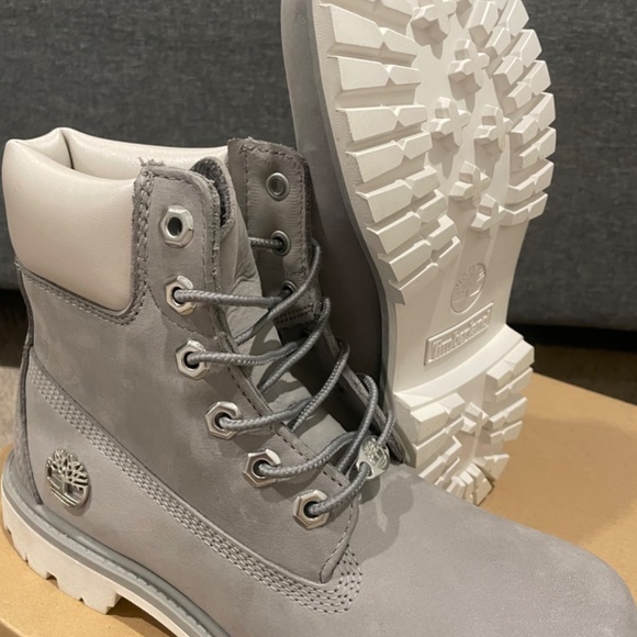 Woman’s timberlands - Picture 2 of 2